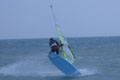 Morgan pratiquant le windsurf