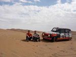 Photo de Morgan et Clément dans le désert marocain avec leur 4L